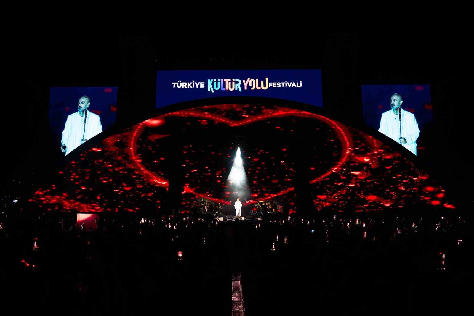 Kayserililer Soner Sarıkabadayı ile eğlendi
