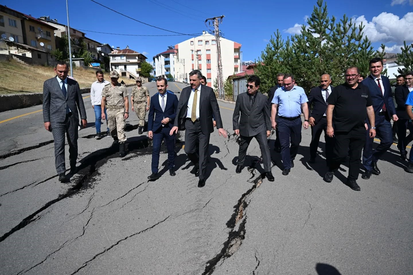 İspir’de yaşanan heyelan sonrası AFAD İl koordinasyon kurulu bölgede incelemelerde bulunuldu bir dizi karar aldı