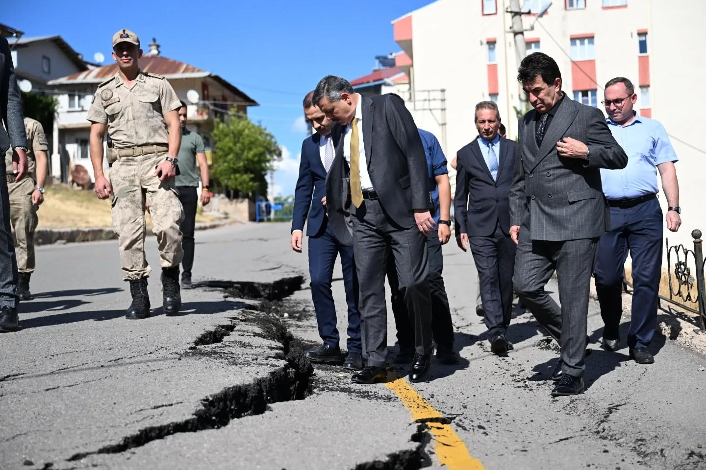İspir’de yaşanan heyelan sonrası AFAD İl koordinasyon kurulu bölgede incelemelerde bulunuldu bir dizi karar aldı