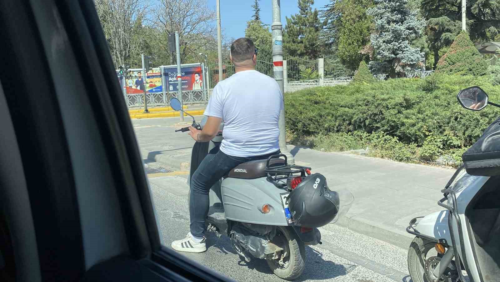 Kafasına takmadığı kaskla motosikletin plakasını kapattı