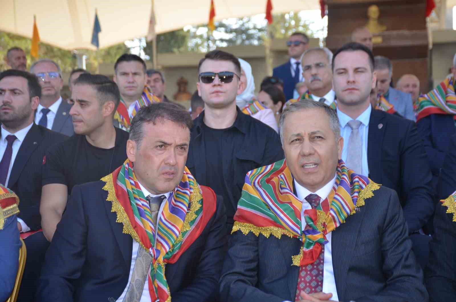 Bakan Yerlikaya, Ertuğrulgazi T&uuml;rbesi&rsquo;nde dua etti
