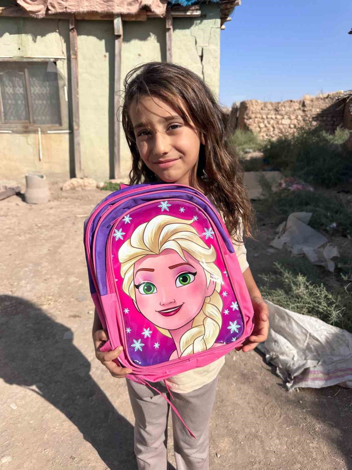 Polis memuru Mustafa Şahin, k&ouml;yde okuyan &ccedil;ocukları unutmadı
