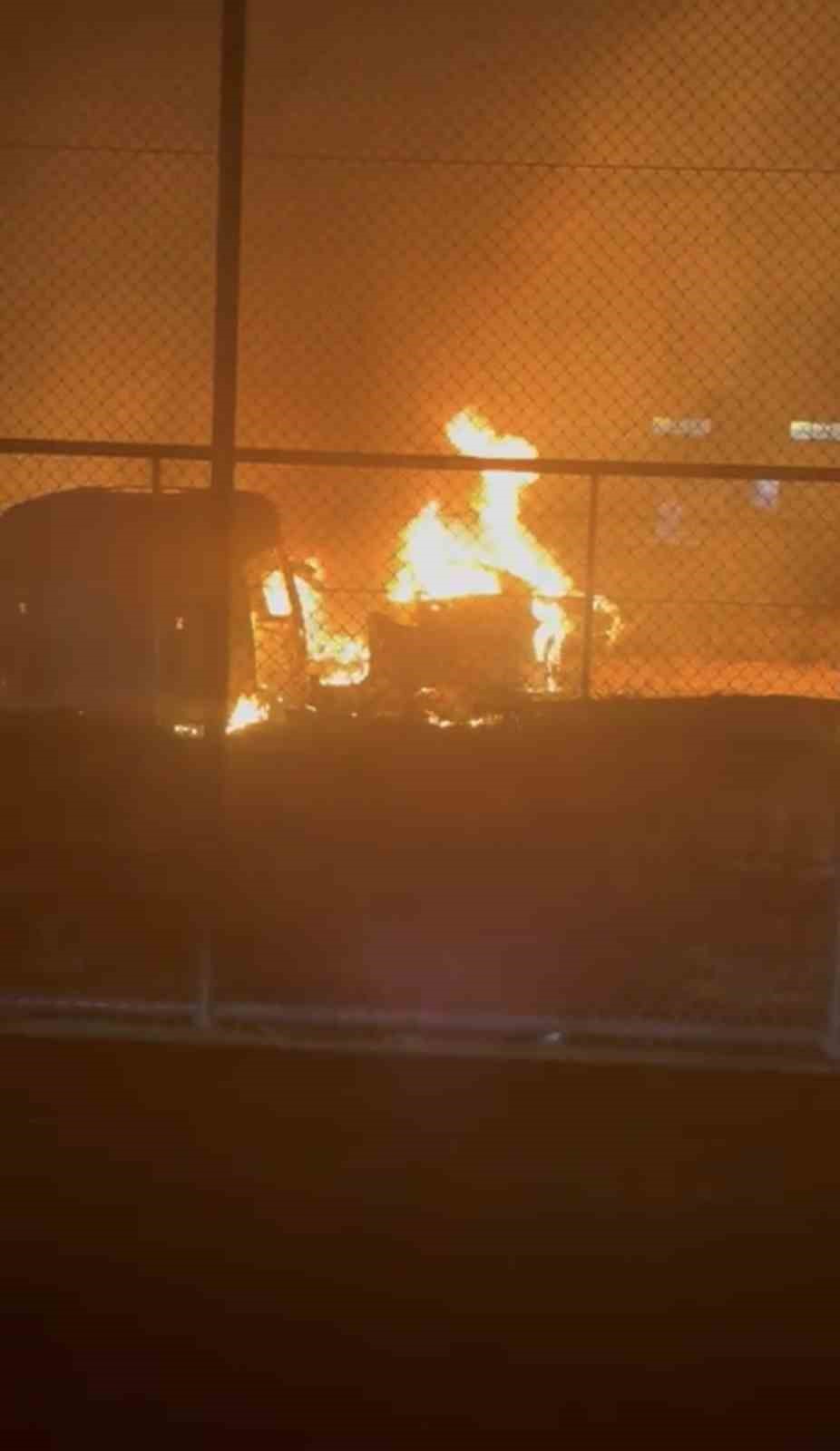 Mardin’de hurda araç deposunda çıkan yangın söndürüldü