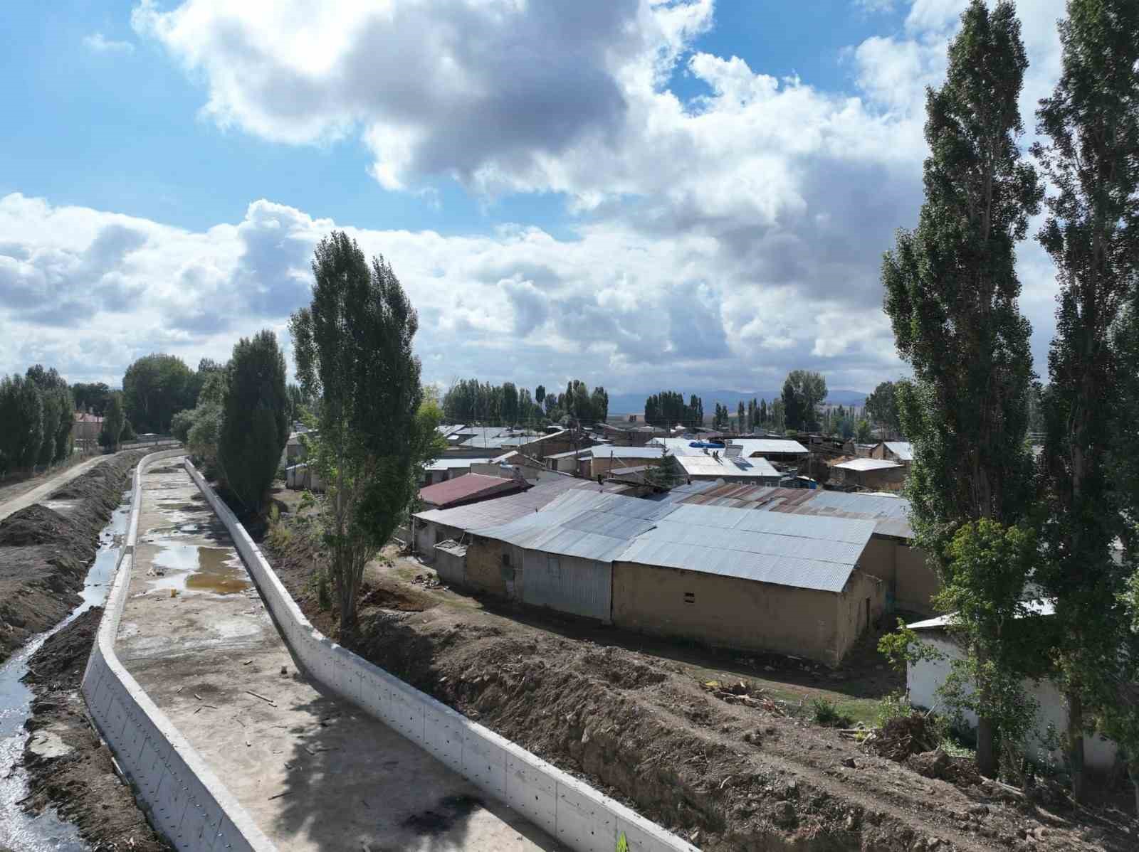 Oru&ccedil;beyli k&ouml;y&uuml;nde 2. kısım taşkın kontrol inşaatında &ccedil;alışmalar s&uuml;r&uuml;yor
