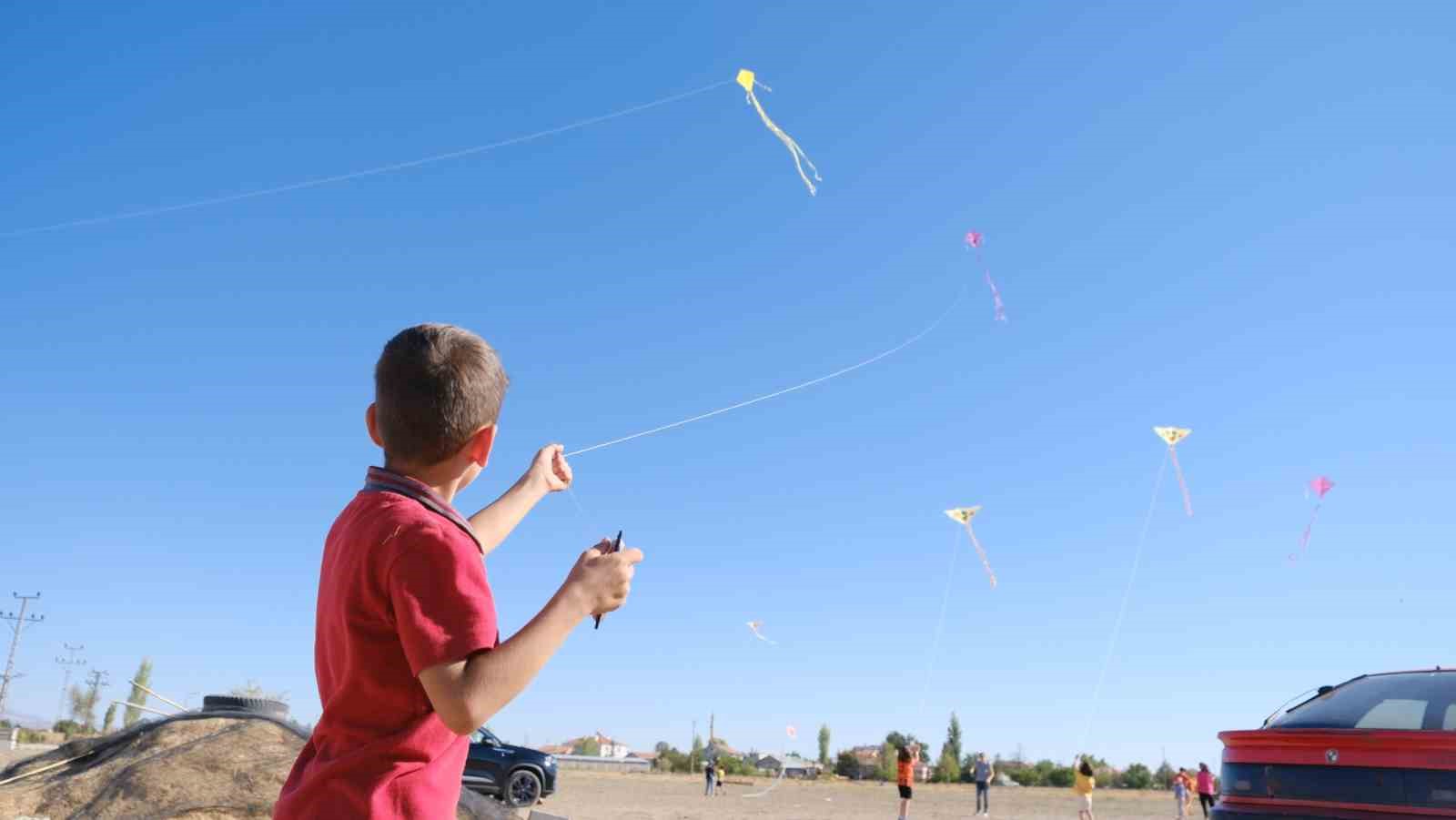 Karaman&rsquo;da rengarenk u&ccedil;urtmalar g&ouml;ky&uuml;z&uuml;n&uuml; s&uuml;sledi
