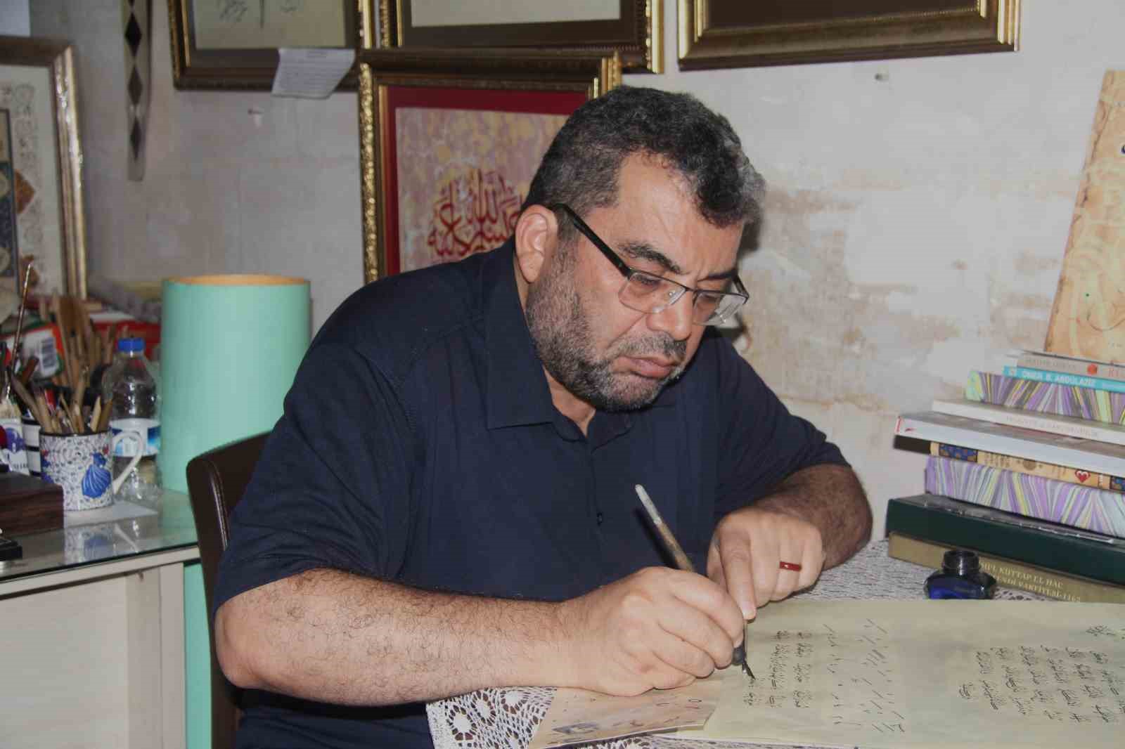 40 yıldır eserlerini aşkla nakşediyor
