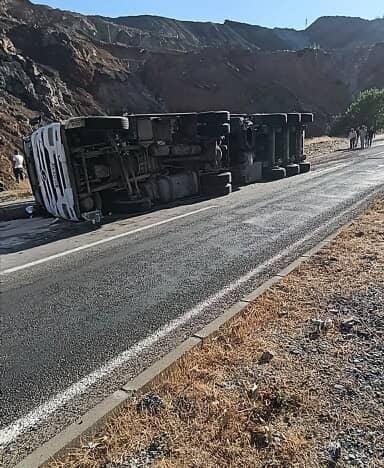 Elazığ’da virajı alamayan tır, devrildi