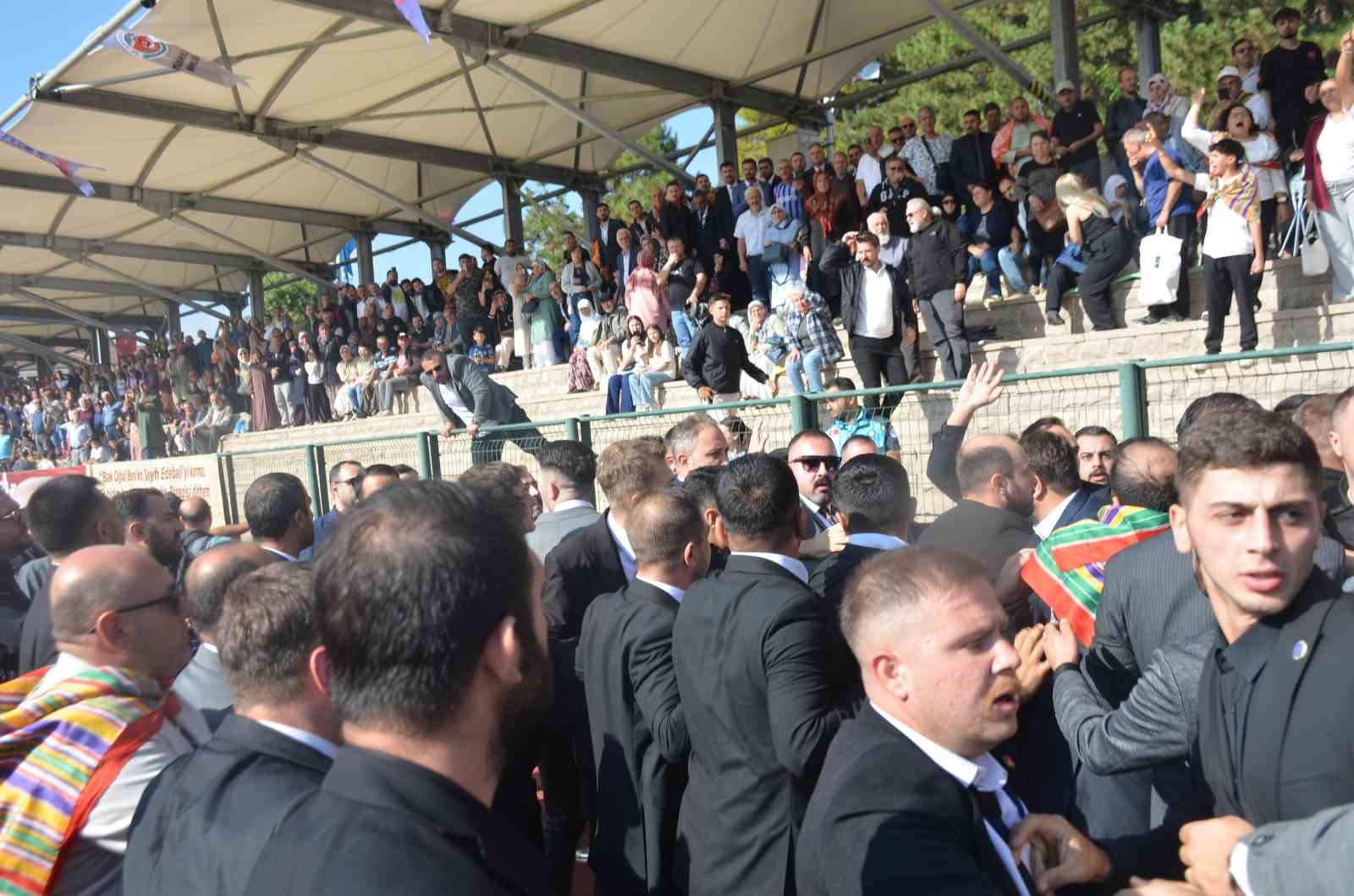 Ertuğrulgazi T&uuml;rbesi &ouml;n&uuml;nde gerginlik
