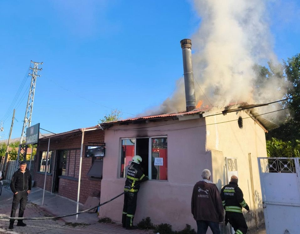 Erzincan’da tandır evi yandı