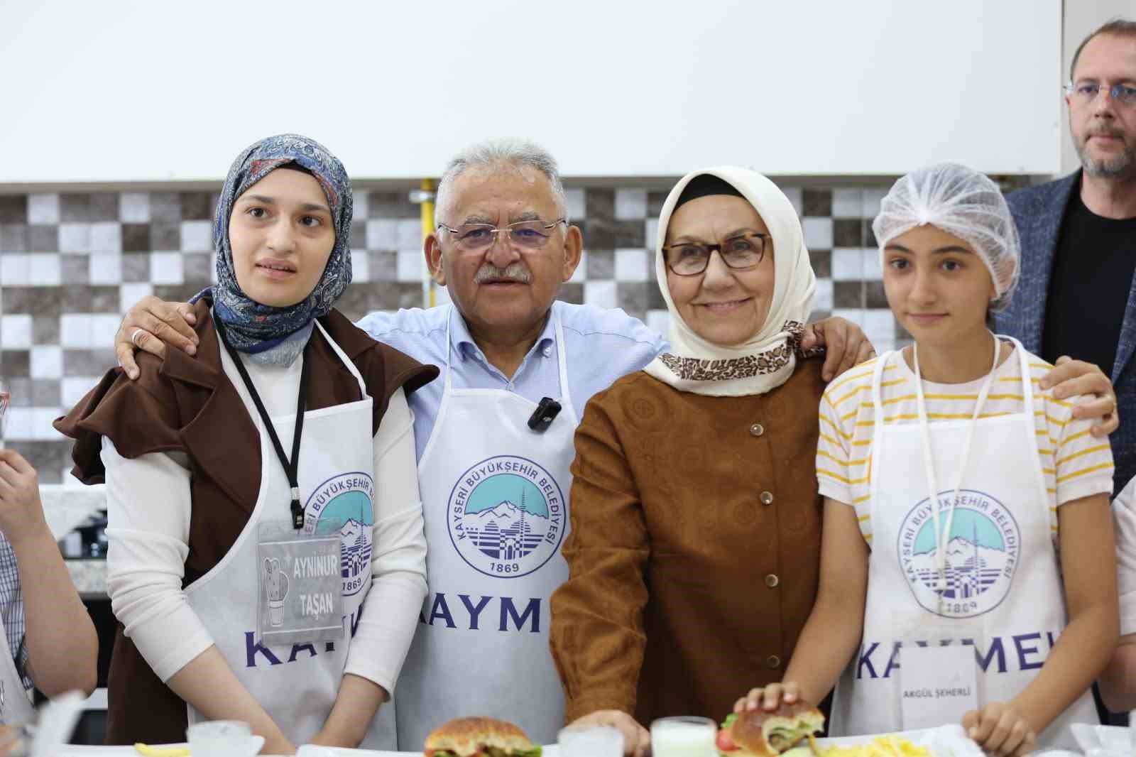 Başkan B&uuml;y&uuml;kkılı&ccedil;, Engelsiz Yaşam Merkezi&rsquo;nde &ouml;zel &ccedil;ocuklarla birlikte hamburger yaptı
