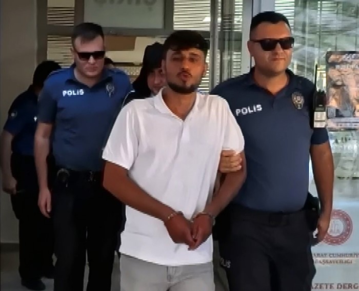 Tutuklanınca gazeteciye öpücük atıp, "Zeki Müren’e selam" dedi