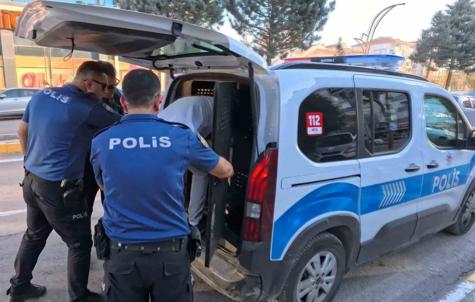 Tutuklanınca gazeteciye &ouml;p&uuml;c&uuml;k atıp, "Zeki M&uuml;ren&rsquo;e selam" dedi
