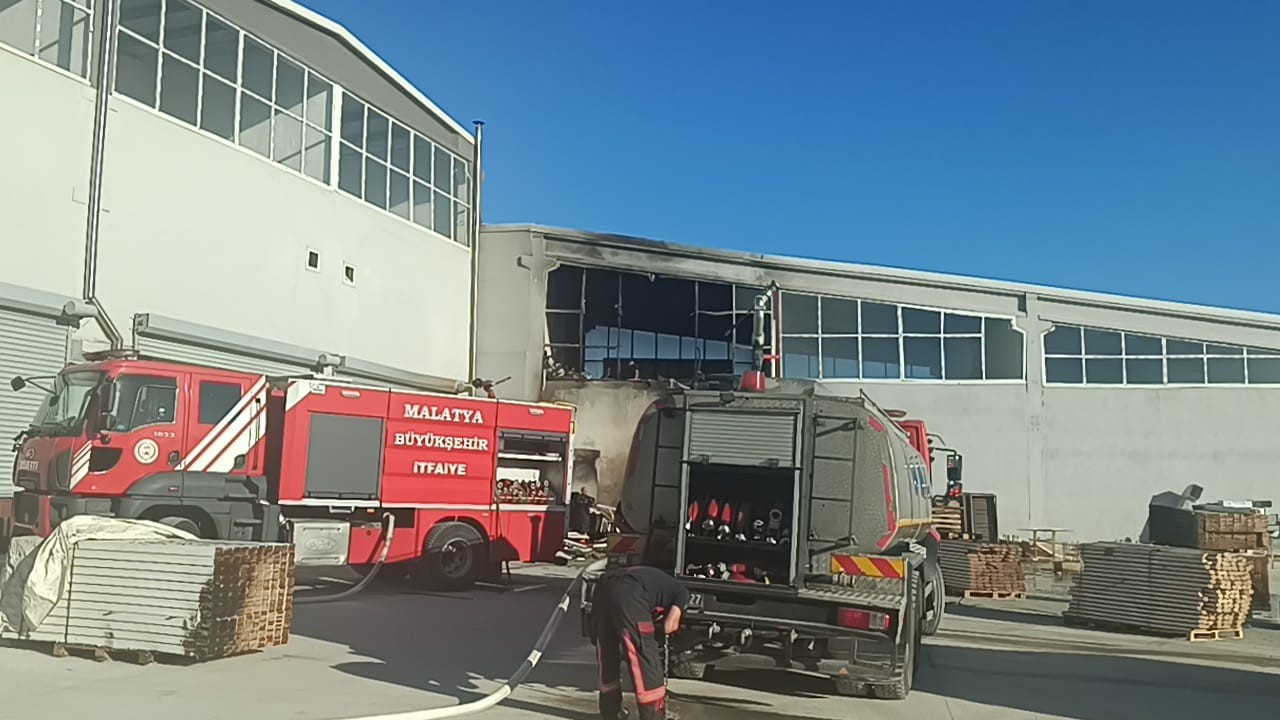 Malatya&rsquo;da mobilya imalathanesinde korkutan yangın
