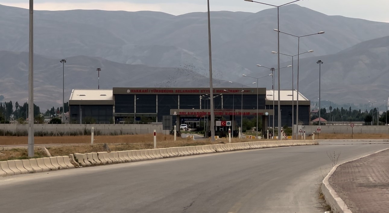 Hakkarililer havalimanına ek sefer istedi