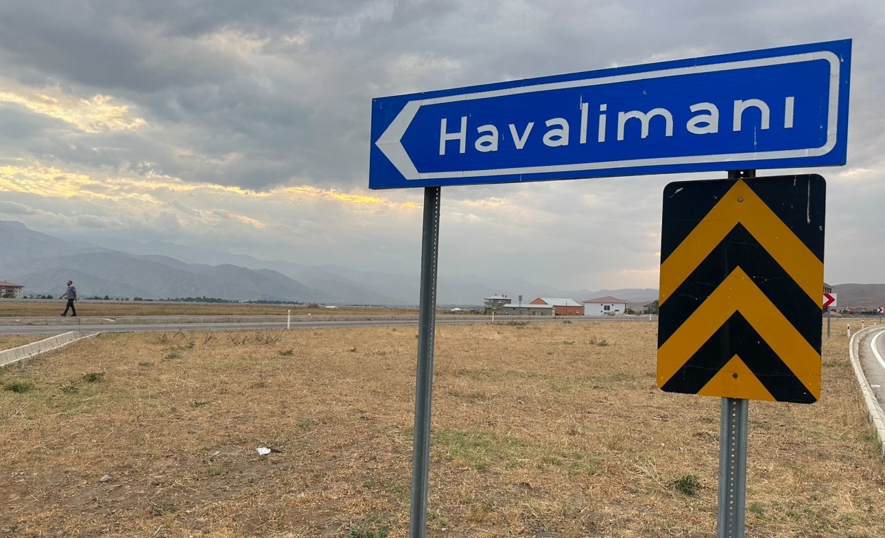 Hakkarililer havalimanına ek sefer istedi
