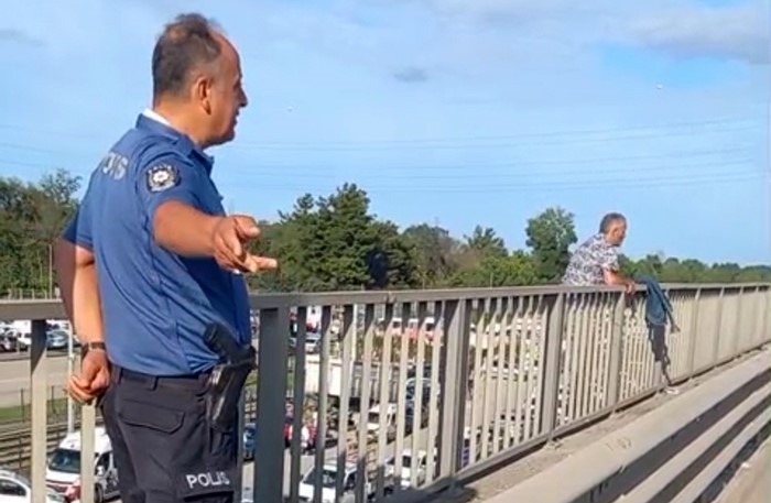 Viyadük üzerinde intihara kalkışan şahsı polis ikna etti