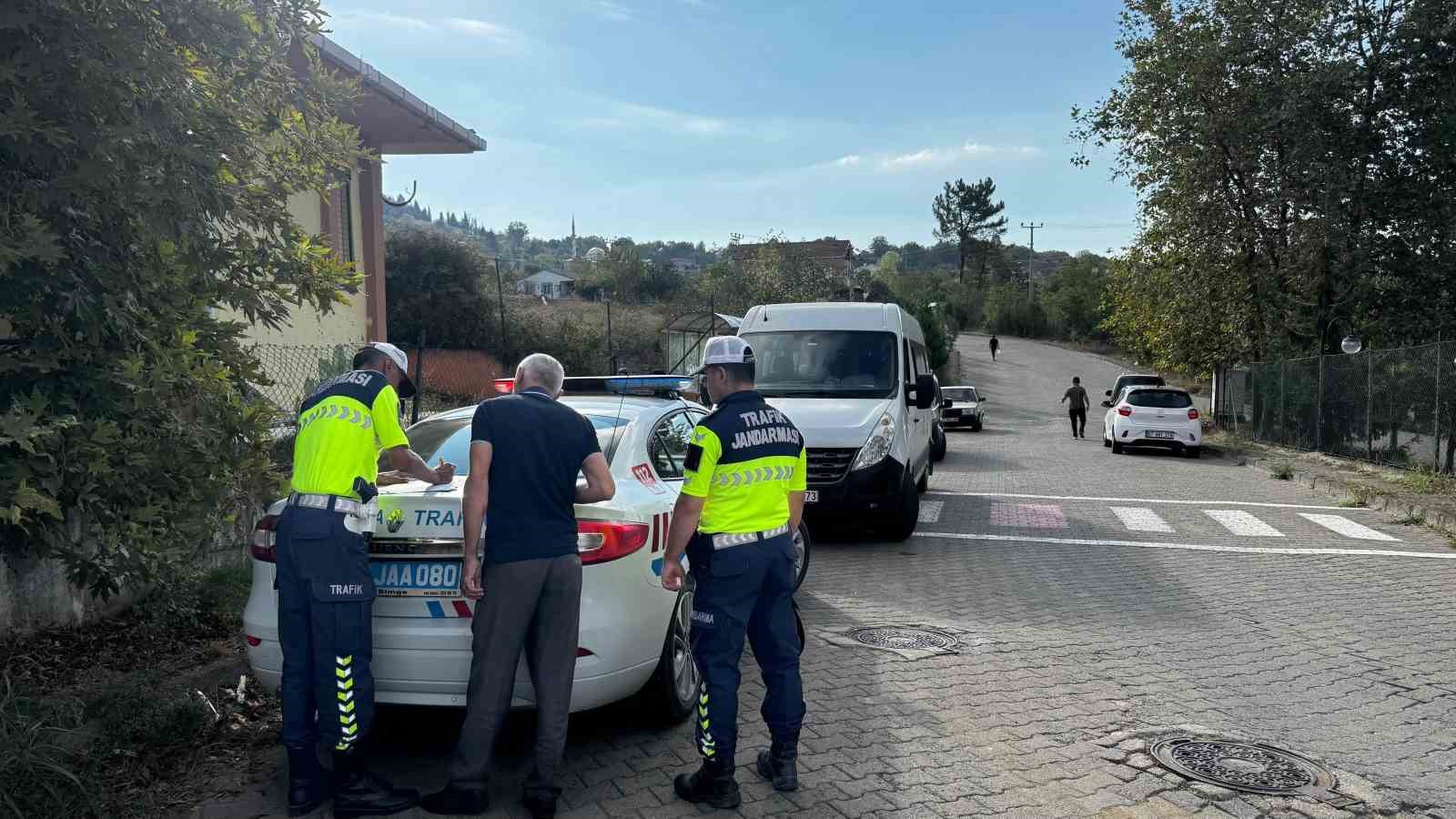 Alaplı’da jandarma ekiplerinden okul servislerine sıkı denetim