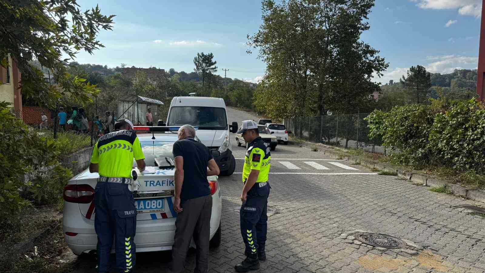 Alaplı&rsquo;da jandarma ekiplerinden okul servislerine sıkı denetim
