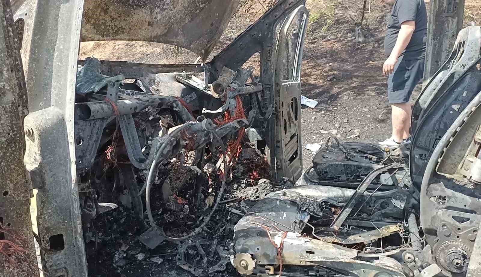 Kurtköy’de hafif ticari araç alev alev yandı