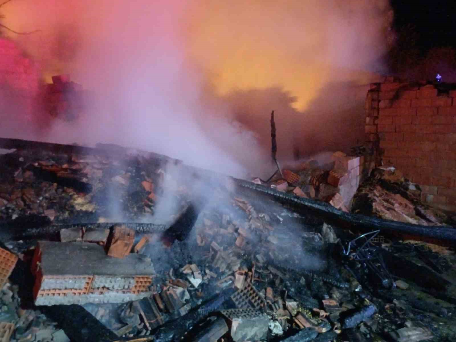 Çorum’da çıkan yangında ahır ve ardiye kullanılmaz hale geldi