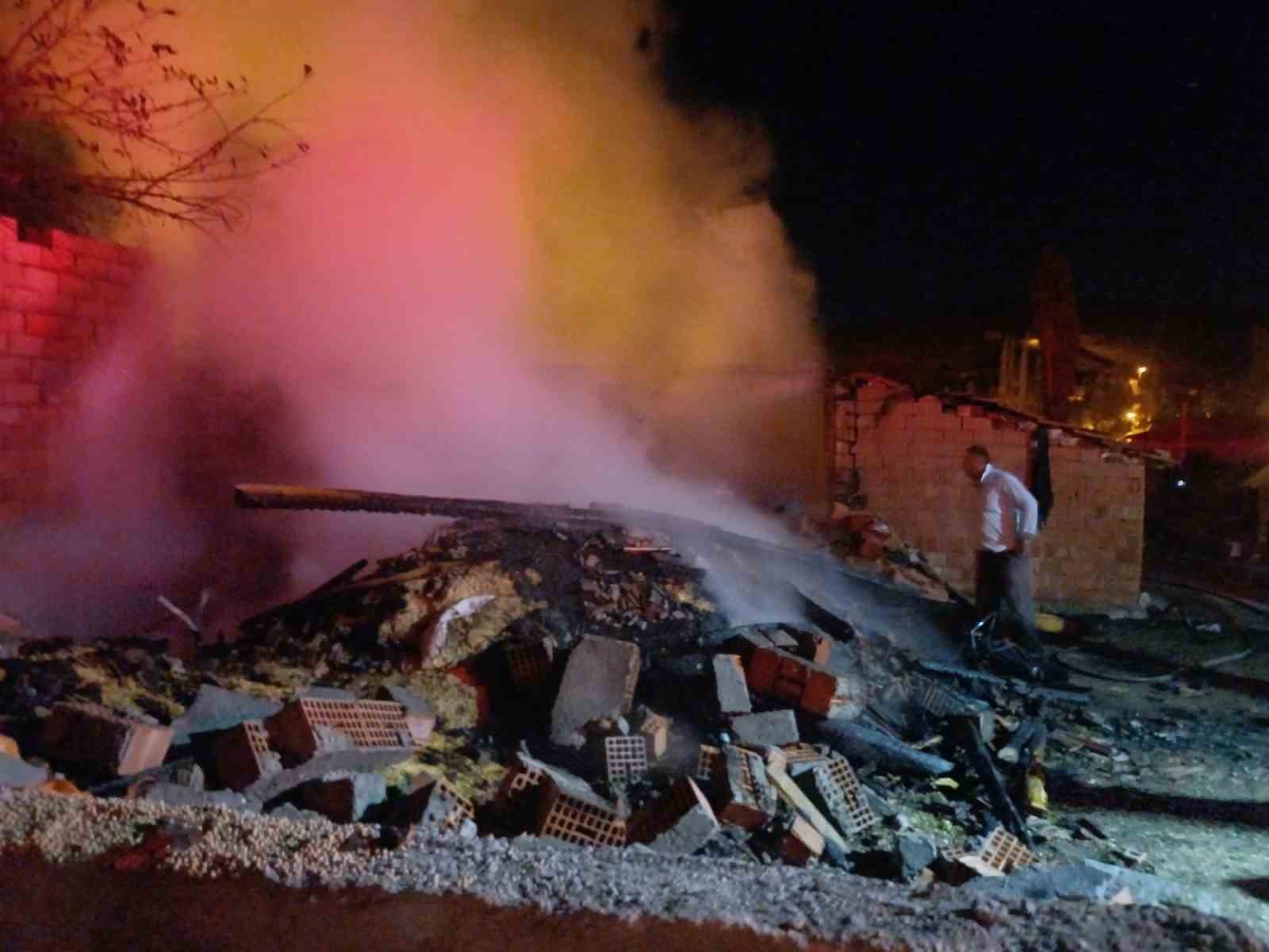Çorum’da çıkan yangında ahır ve ardiye kullanılmaz hale geldi