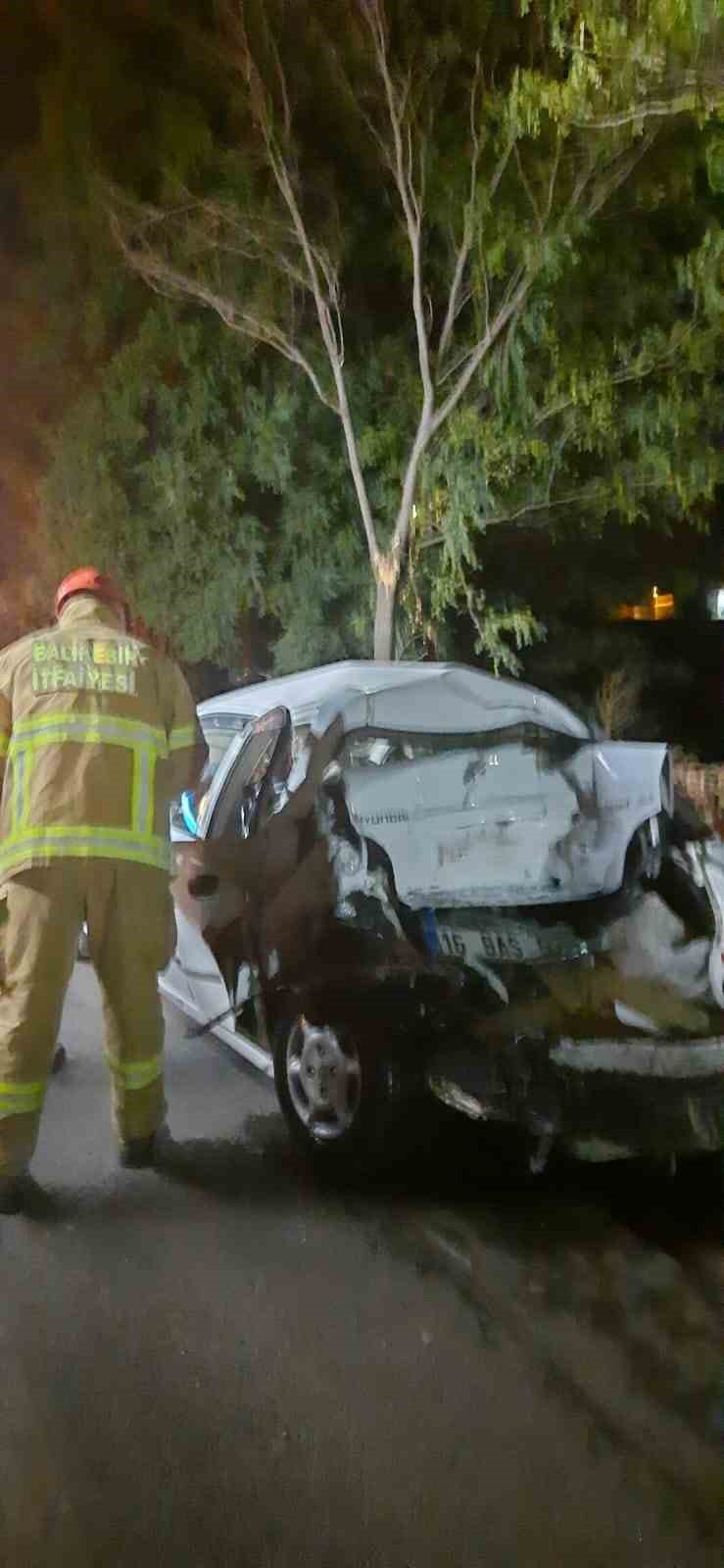 Susurluk&rsquo;ta &ccedil;ift taraflı trafik kazası: 2 yaralı
