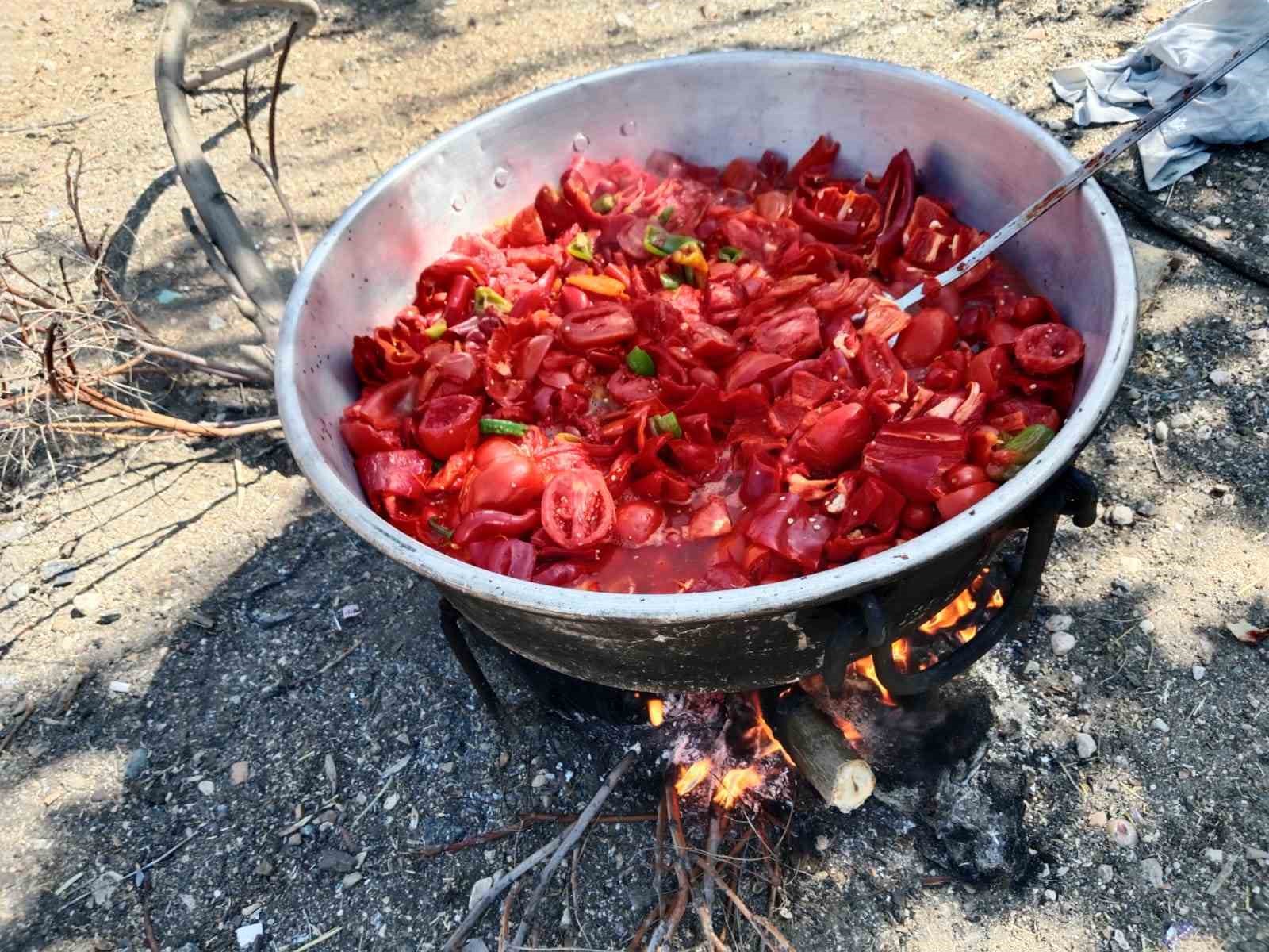Kış mevsimi gelmeden kırsal kesimlerde sal&ccedil;a yapımı başladı

