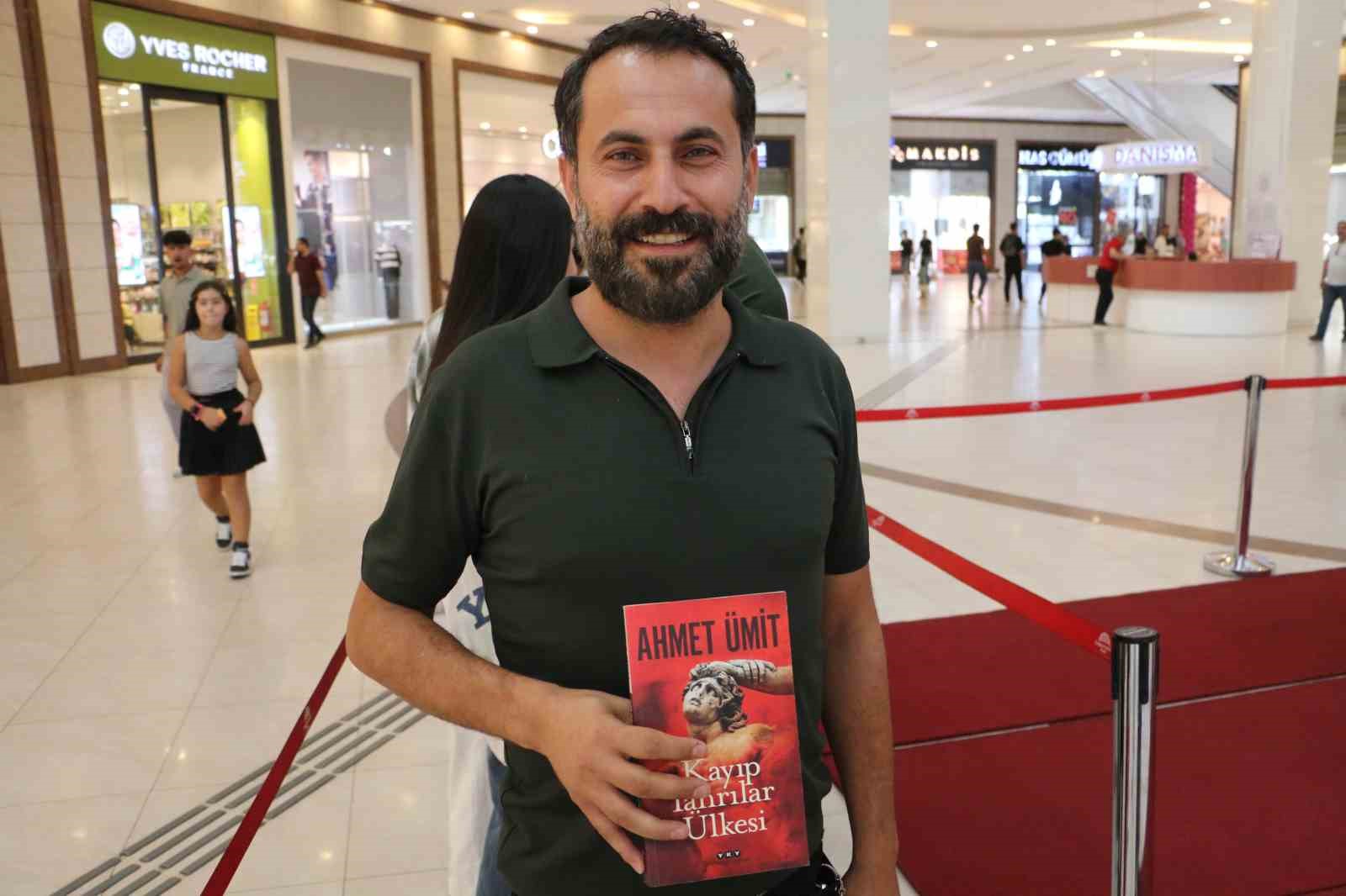 Yazar Ahmet &Uuml;mit, Diyarbakır&rsquo;da okurlarıyla imza g&uuml;n&uuml;nde buluştu
