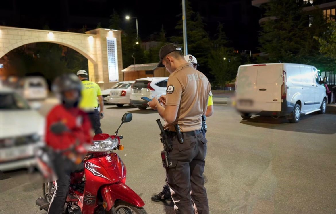 Isparta&rsquo;da park ve mesire alanlarında huzur denetimi: 28 araca işlem yapıldı
