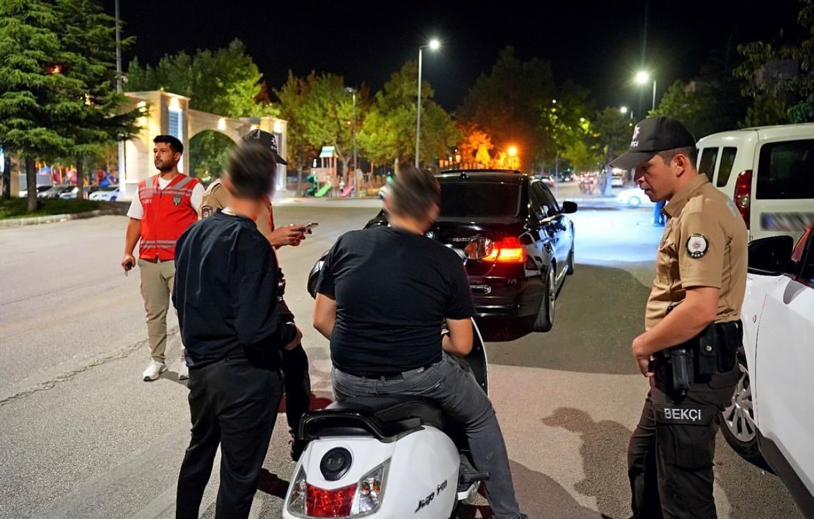 Isparta&rsquo;da abartı egzoz ve modifiye ara&ccedil;lara y&ouml;nelik denetim: 24 araca ceza uygulandı
