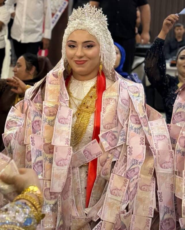 Mardin&rsquo;de damada 200 liralık banknotlardan oluşan yelek giydirildi
