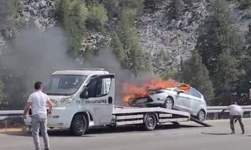 &Ccedil;ekici &uuml;zerindeki otomobil alev alev yandı
