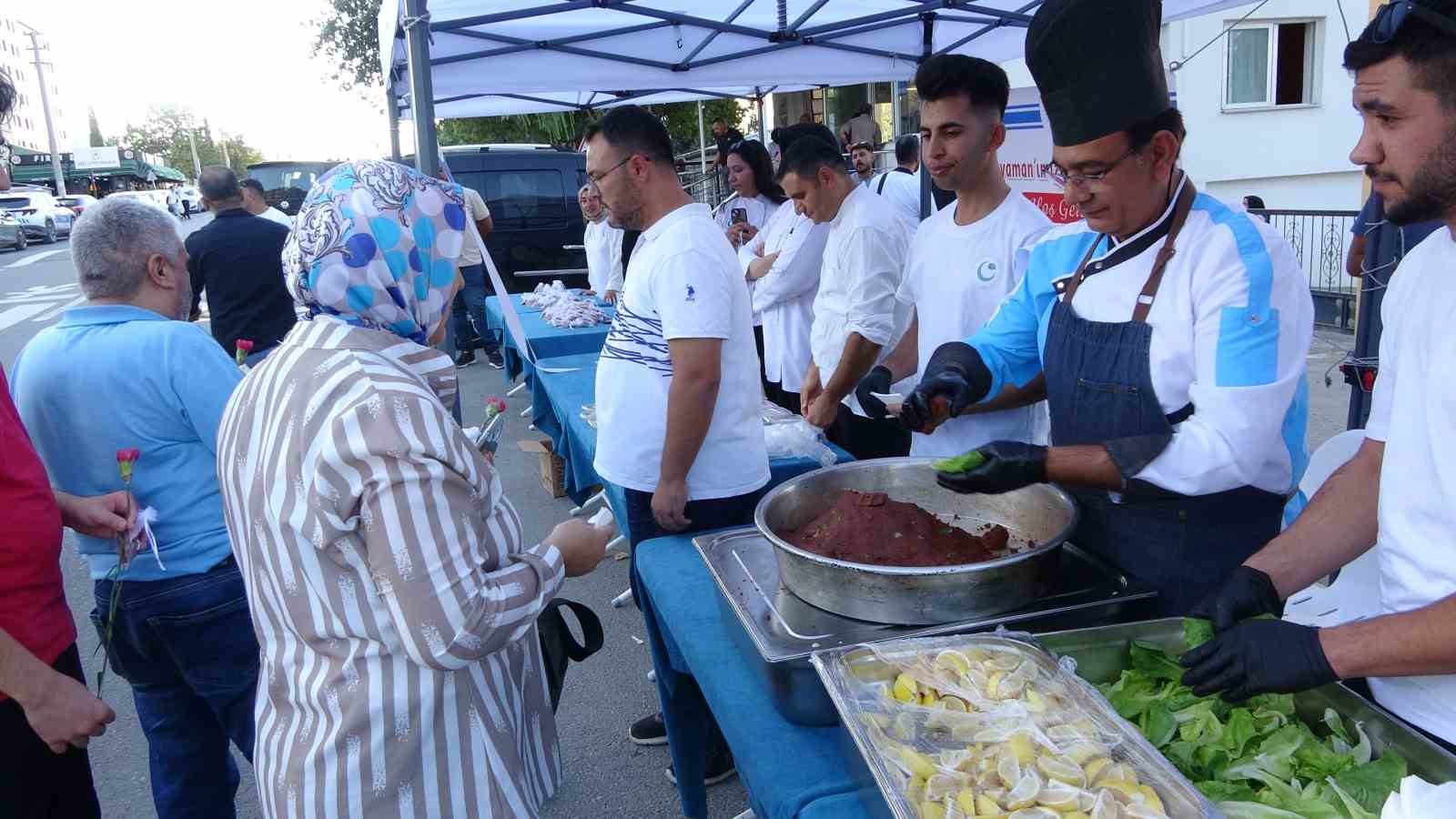 Adıyaman&rsquo;da &ouml;ğrencilere &ccedil;iğ k&ouml;fteli karşılama
