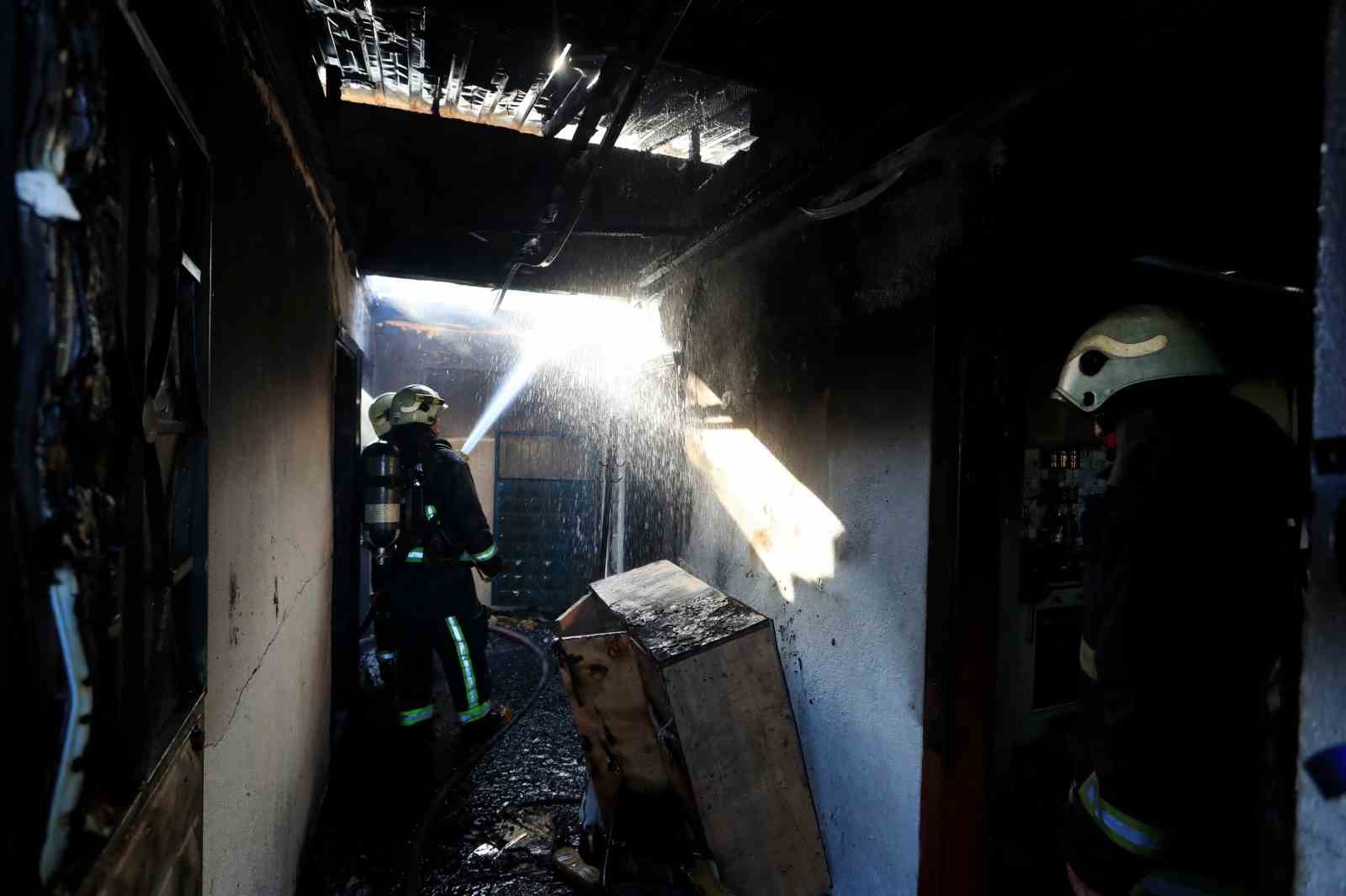 Antalya’da alt katta yakılan soba üst katı küle çevirdi