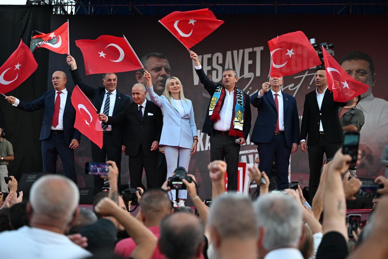 CHP Genel Başkanı &Ouml;zel: "CHP&rsquo;nin babaevine kimse el uzatamaz"
