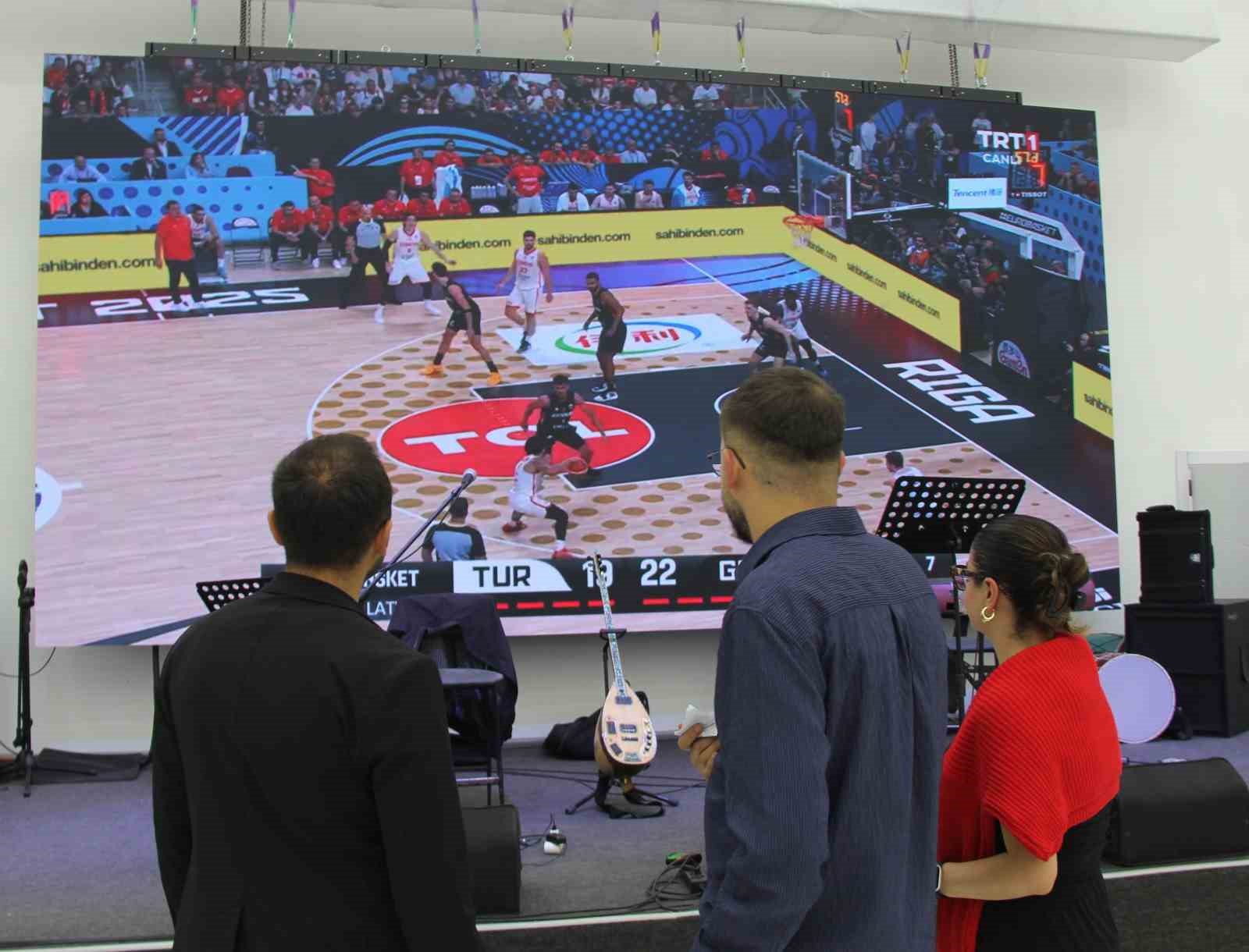 Davetliler düğünde hem eğlendi hem milli maç heyecanı yaşadı