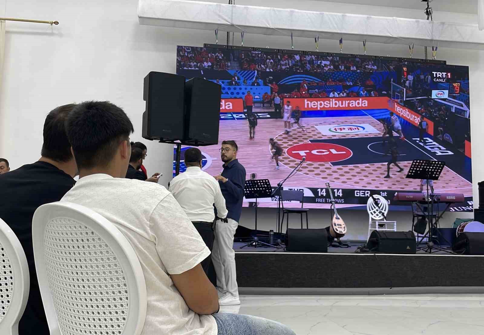 Davetliler d&uuml;ğ&uuml;nde hem eğlendi hem milli ma&ccedil; heyecanı yaşadı
