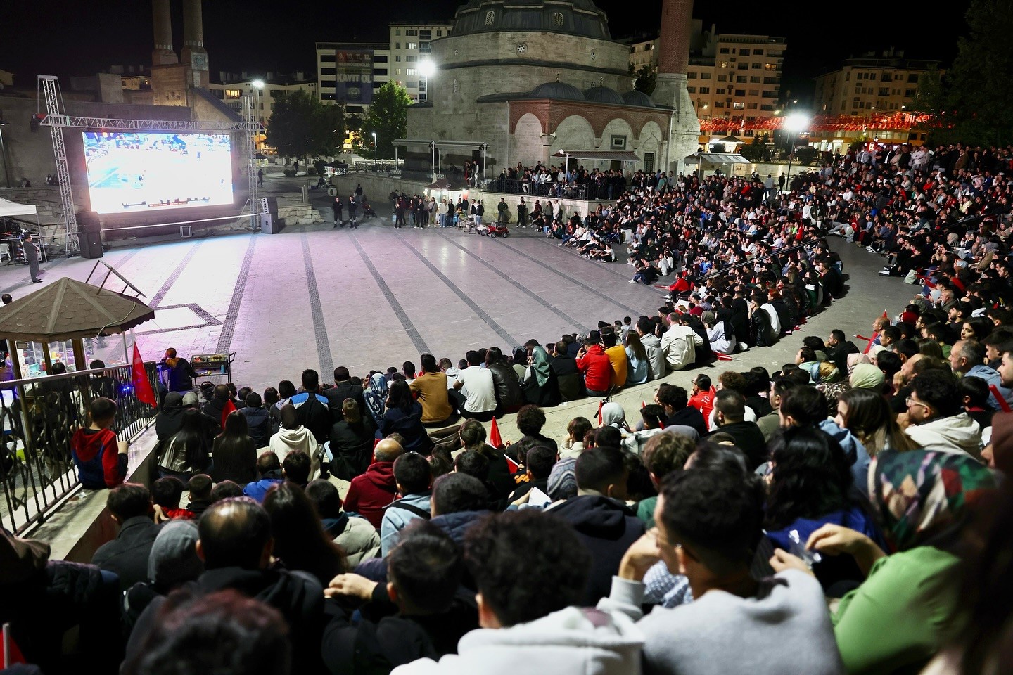 Milli maç heyecanı Tarihi Kent Meydanında yaşandı