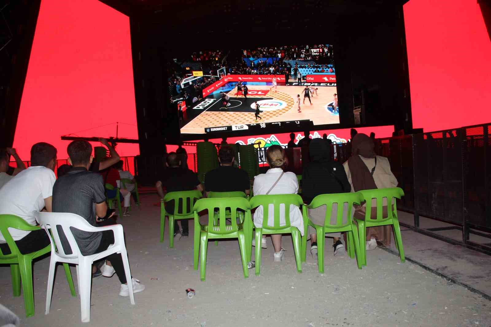 A Milli Erkek Basketbol Takımı&rsquo;nın finali Şırnak&rsquo;ta dev ekranlardan izlendi
