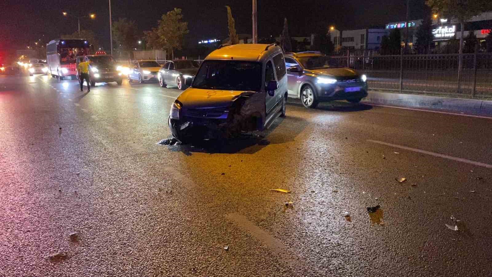 Bursa’da hafif ticari araç otomobille çarpıştı: 1 yaralı