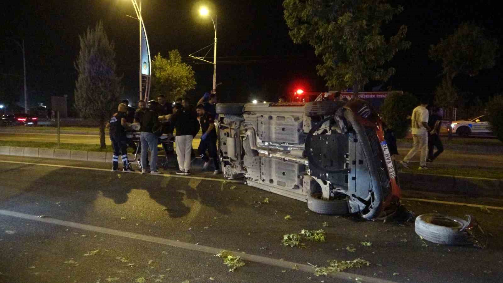 Kontrolden çıkan otomobil önce araca sonra refüje çarpıp karşı şeride geçti: 2 yaralı