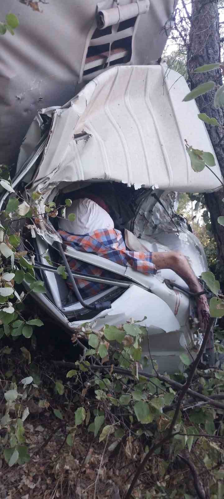 Kamyonet uçuruma yuvarlandı: 1 ölü