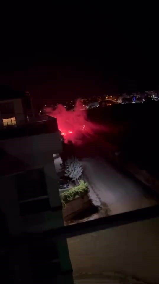 Araçtan atılan havai fişek yangına yol açtı