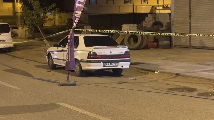 Seyir halindeki otomobile silahlı saldırı d&uuml;zenlendi
