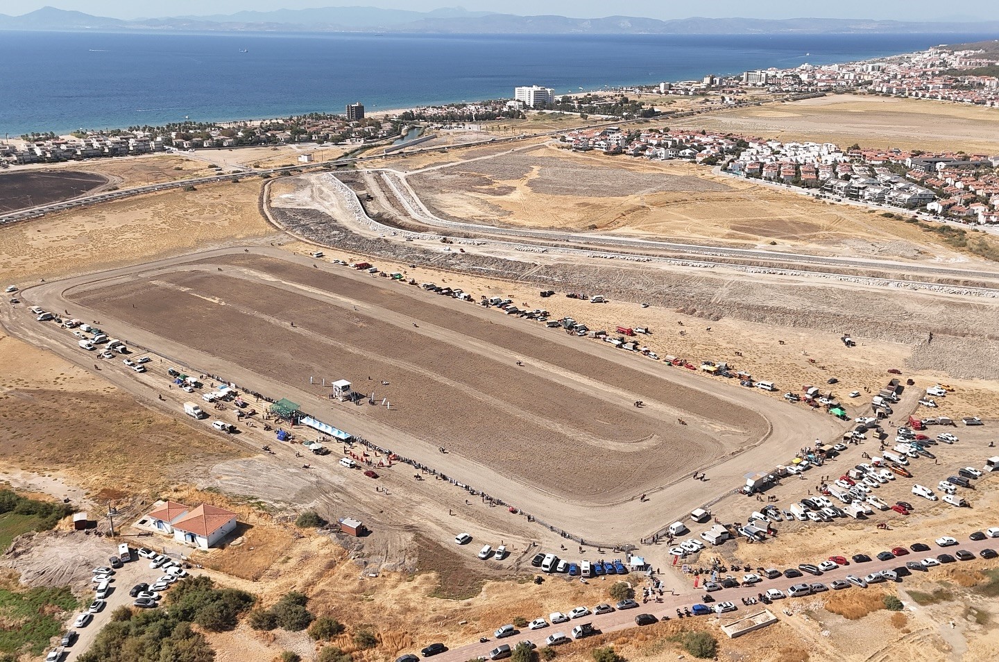 İlk kez d&uuml;zenlenen 1. Ayvalık Rahvan Atları Yarışlarına ilgi yoğun oldu
