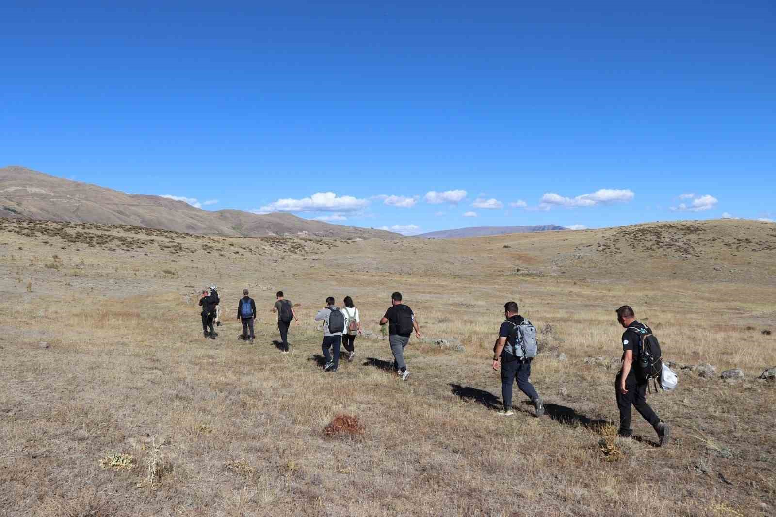 Doğaseverlerin zirveye zorlu yürüyüşü