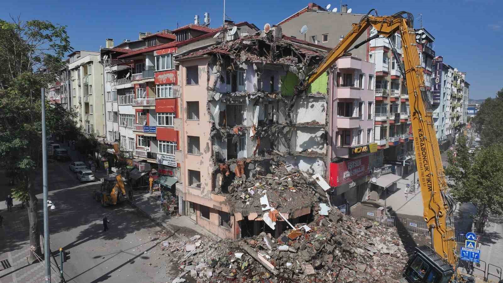 Isparta’da 53 yıllık Çarşı Polis Karakolu binası riskli yapı olduğu için yıkıldı