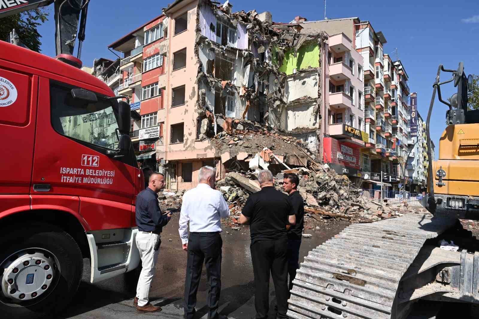 Isparta&rsquo;da 53 yıllık &Ccedil;arşı Polis Karakolu binası riskli yapı olduğu i&ccedil;in yıkıldı
