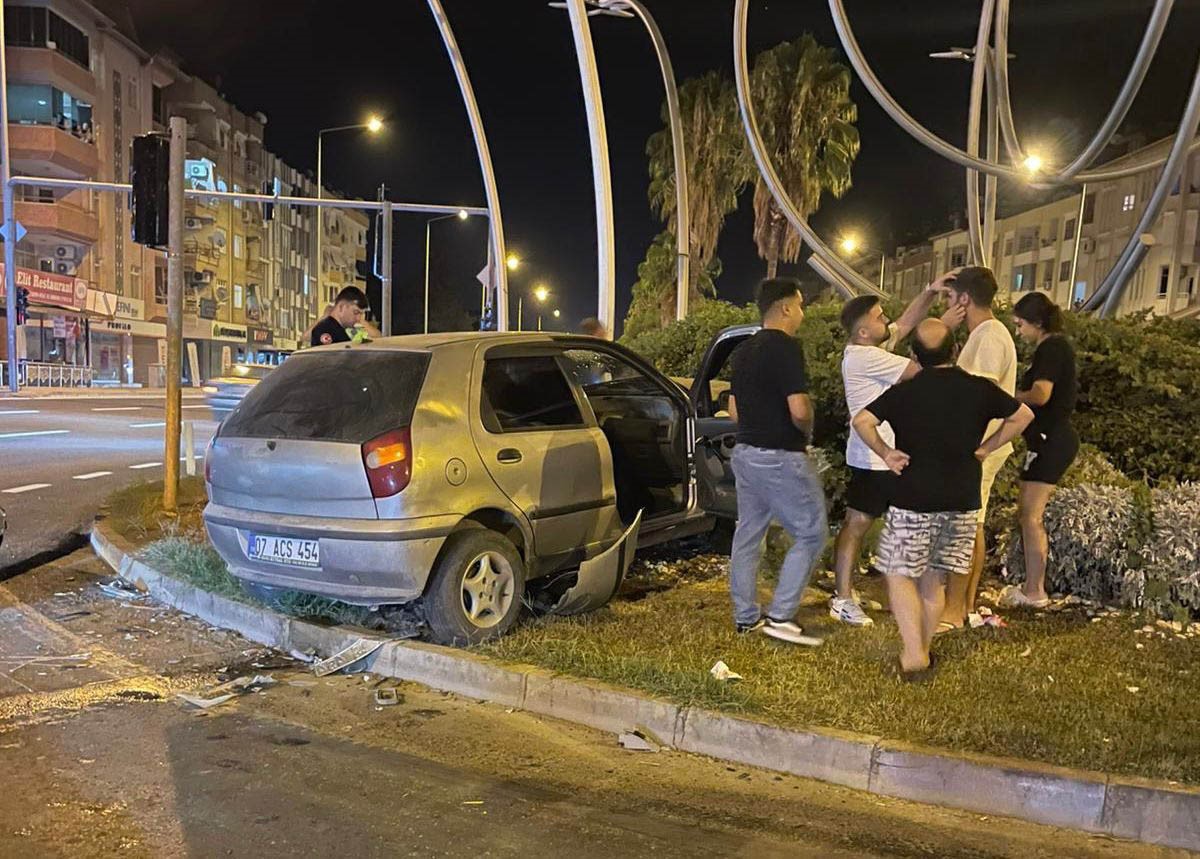 Antalya’da otomobille hafif ticari araç çarpıştı: 2 yaralı