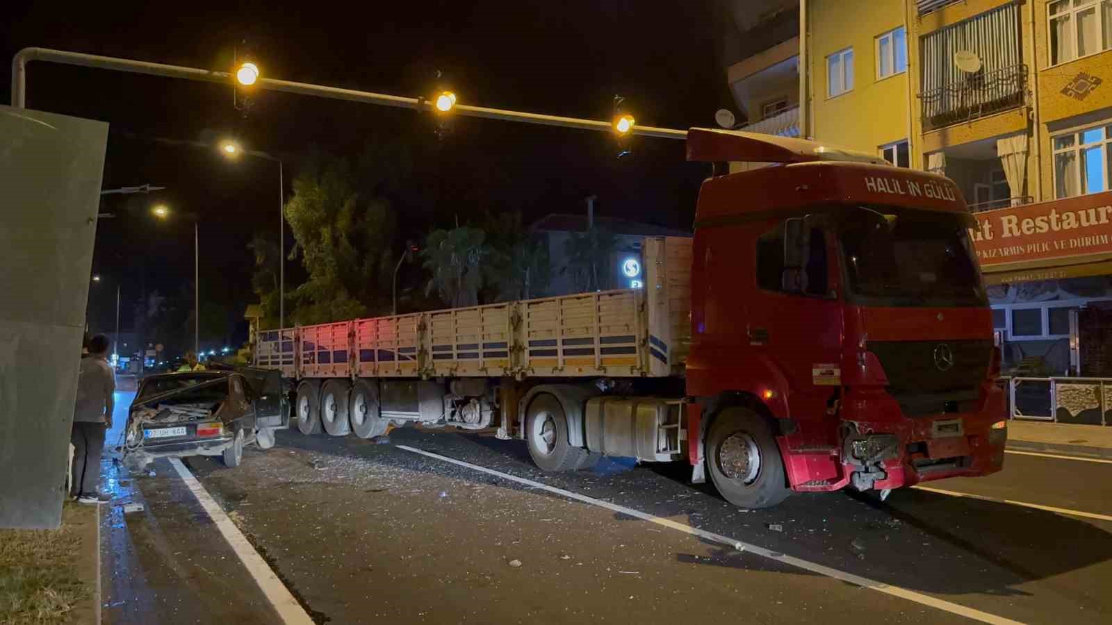 Antalya’da tırla otomobil çarpıştı: 1 ağır yaralı